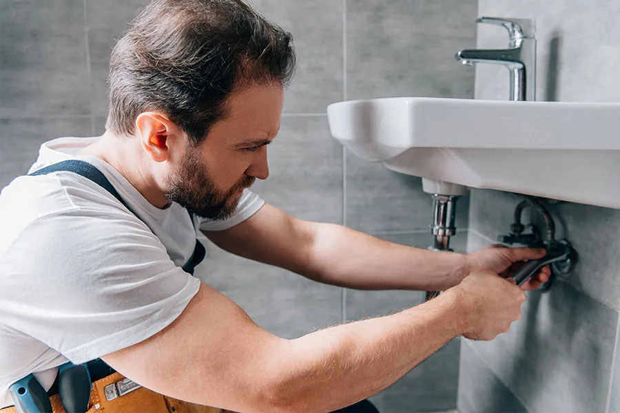 Symbolbild: Arbeit an einer Abflussleitung im Badezimmer
